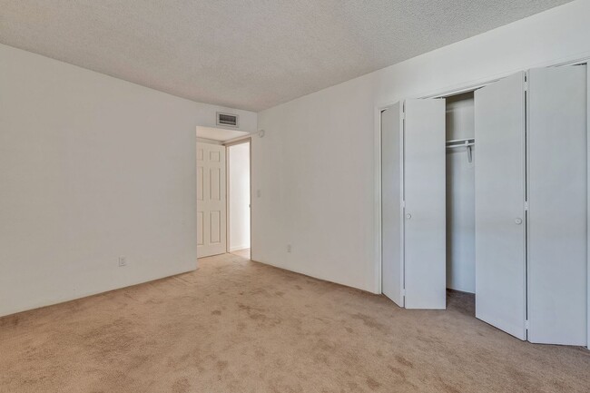 Building Photo - East-2 bedroom/ 2 bathroom townhome