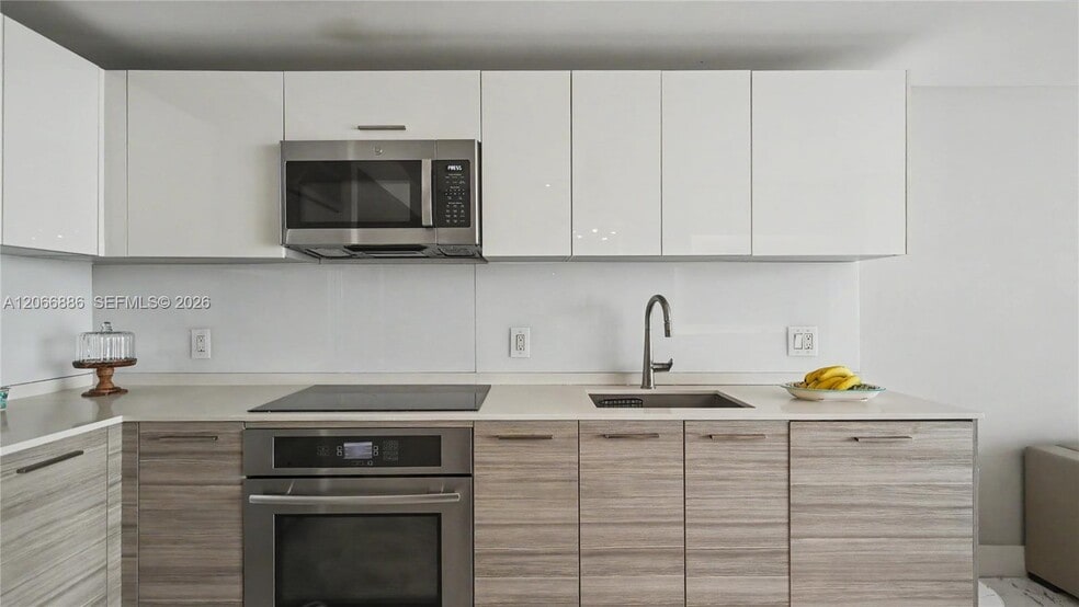 Building Photo - 1300 Brickell Bay Dr