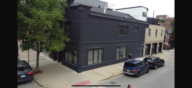 Building Photo - 933 N Ashland Ave