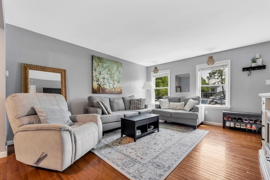 Living room - 37 Curry Ln