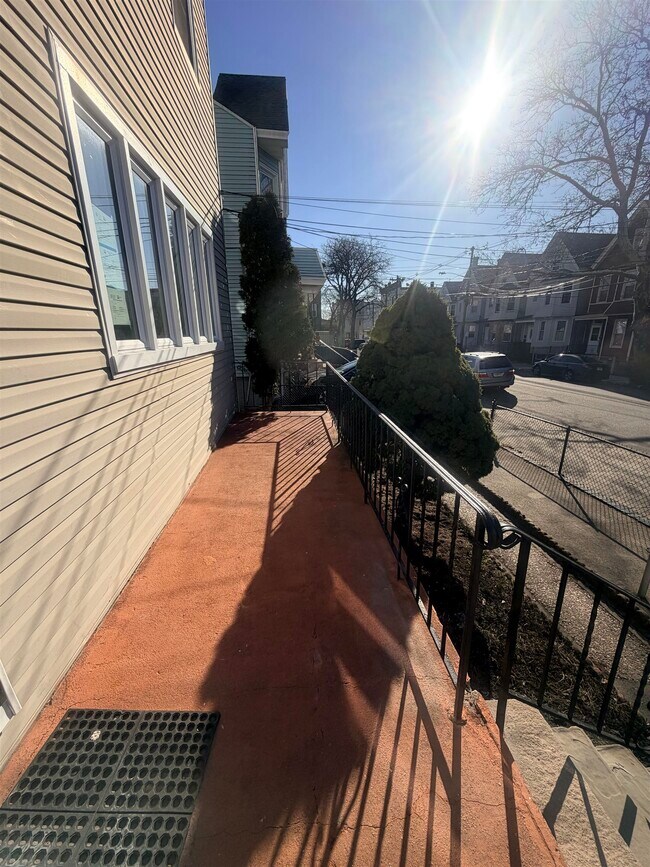 Building Photo - 124 Winfield Ave