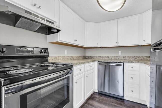 Building Photo - Coach Lantern Apartments, LLC