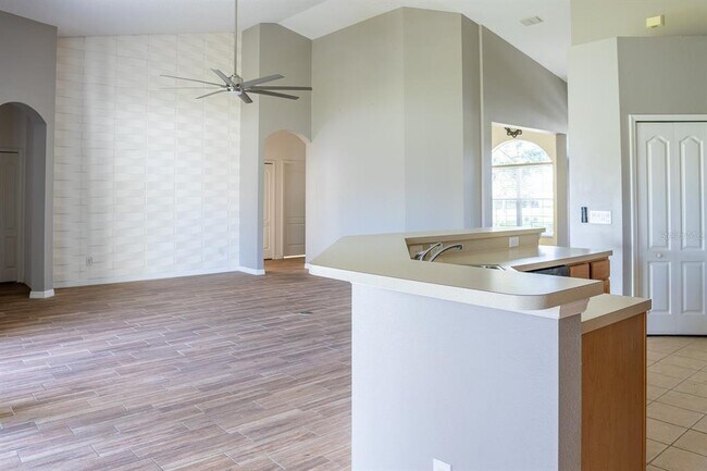 Building Photo - 5057 Coveview Dr