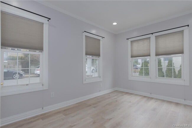 Building Photo - 11 Oak Ave