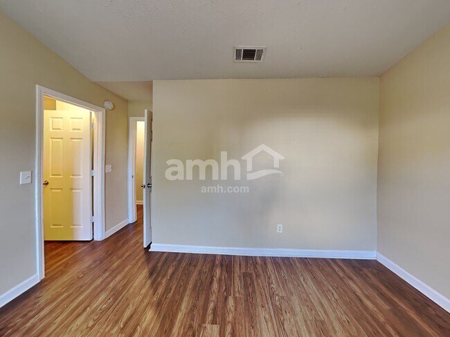 Building Photo - 634 Mable Dr