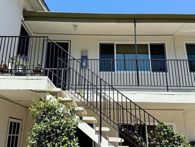 Building Photo - 1808 Castillo St