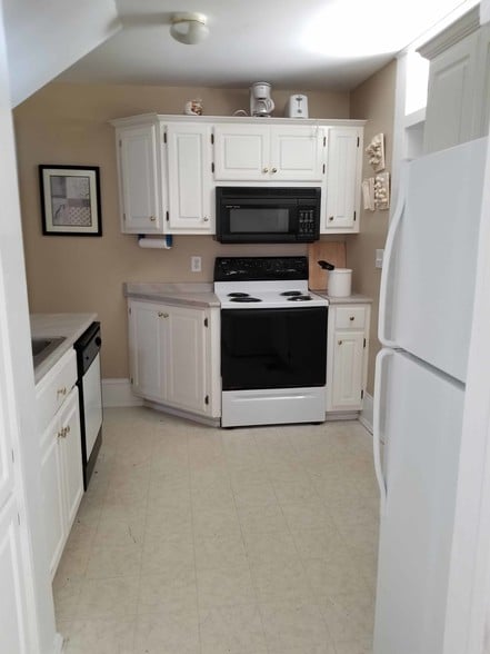 Kitchen - 529 Leighton Ave