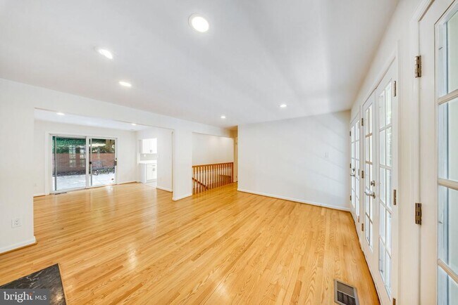 Building Photo - 2933 Arizona Ave NW