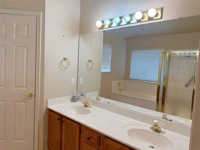 Building Photo - 2608 Stenson Dr