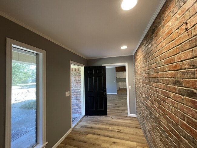 Building Photo - 114 Sylvia Ave
