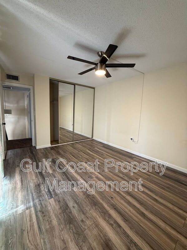 Building Photo - 5249 Cedarbend Dr