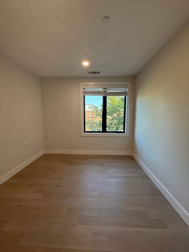 Building Photo - 152 Liverpool St