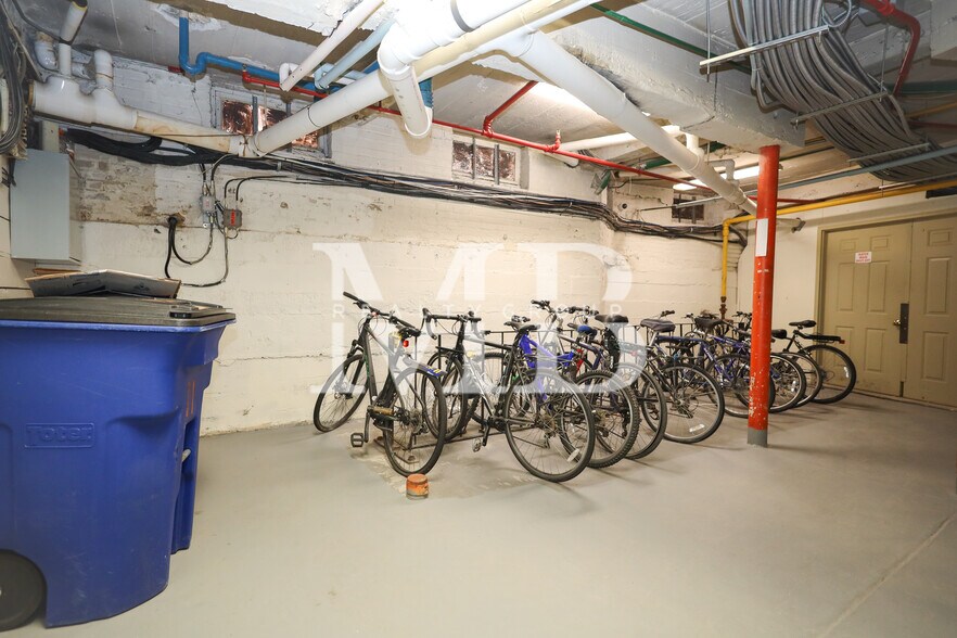 Building Photo - 11 Park Dr