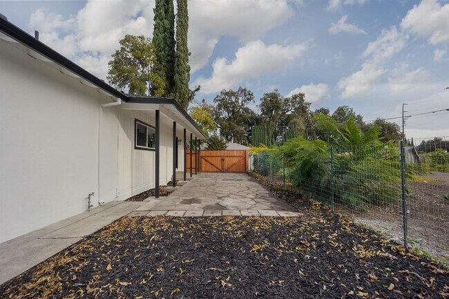 Building Photo - 1535 Hobson Ave