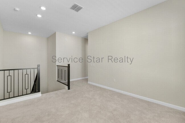 Building Photo - 5062 E Hartford Ave