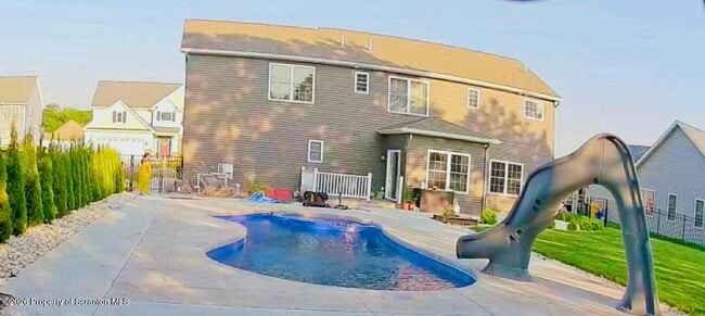 Building Photo - 124 Falcon Ln