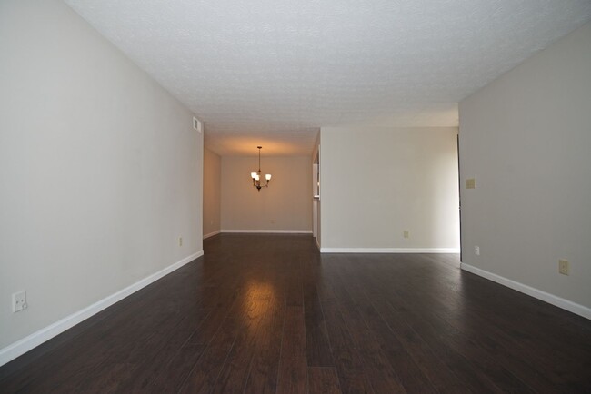 Building Photo - Renovated 2/1 Condo in Sandy Springs w/ Po...