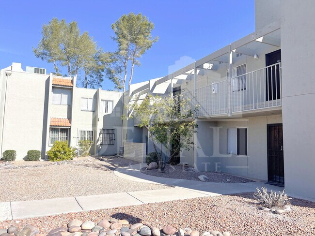 Building Photo - 822 S Langley Ave