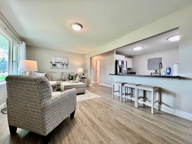 Building Photo - Newly remodeled, furnished home Trenton, Ohio