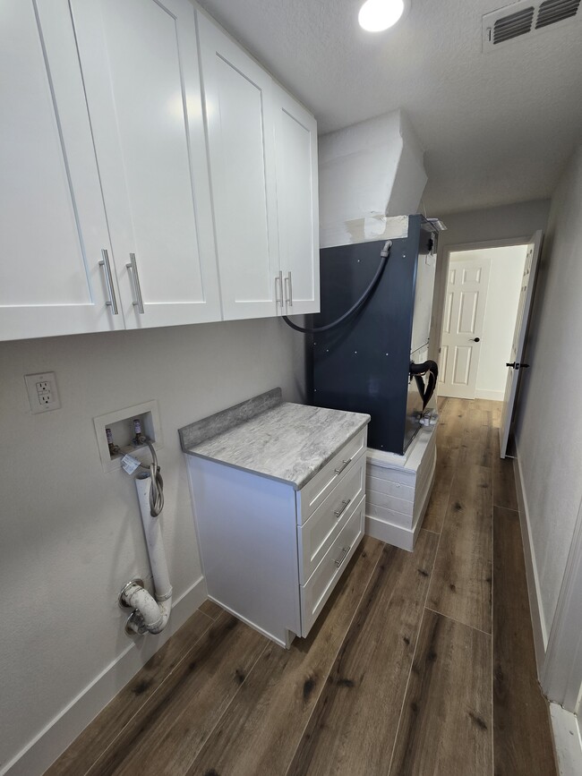 Building Photo - 383 Floral Dr