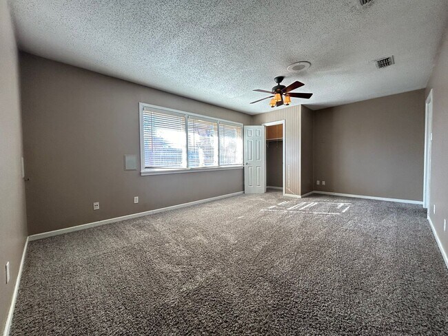 Building Photo - Located Near Park, Fast Food & Close Acces...