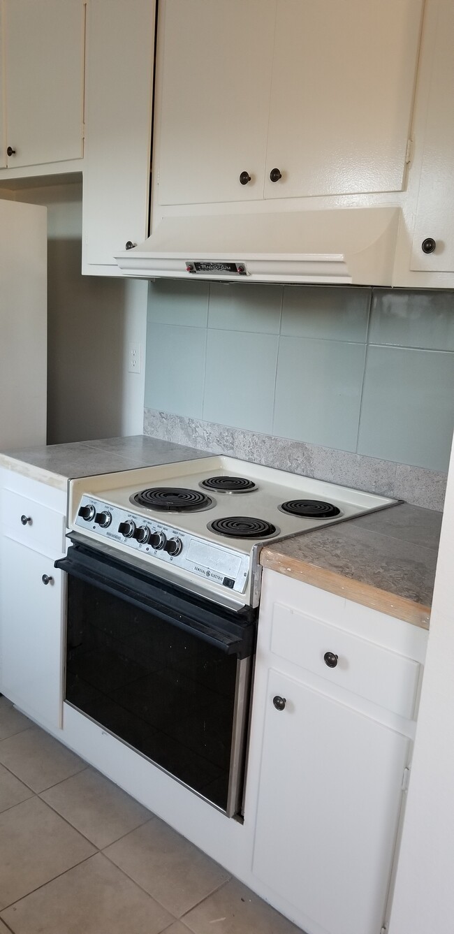 Sunny Remodeled Kitchen - 2012 Ruhland Ave