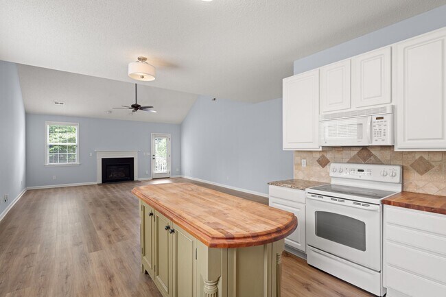 Building Photo - Spacious House in Hadley Park