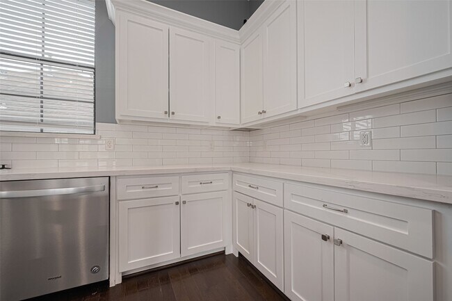 Building Photo - 4318 Center St