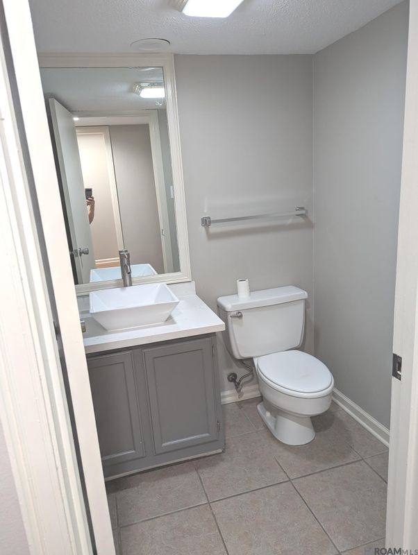 Building Photo - 2122 Stonehenge Ave