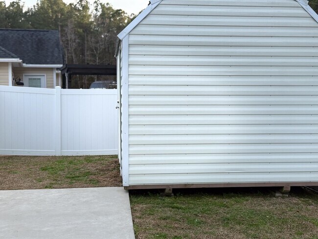 Building Photo - 301 Macarthur Dr