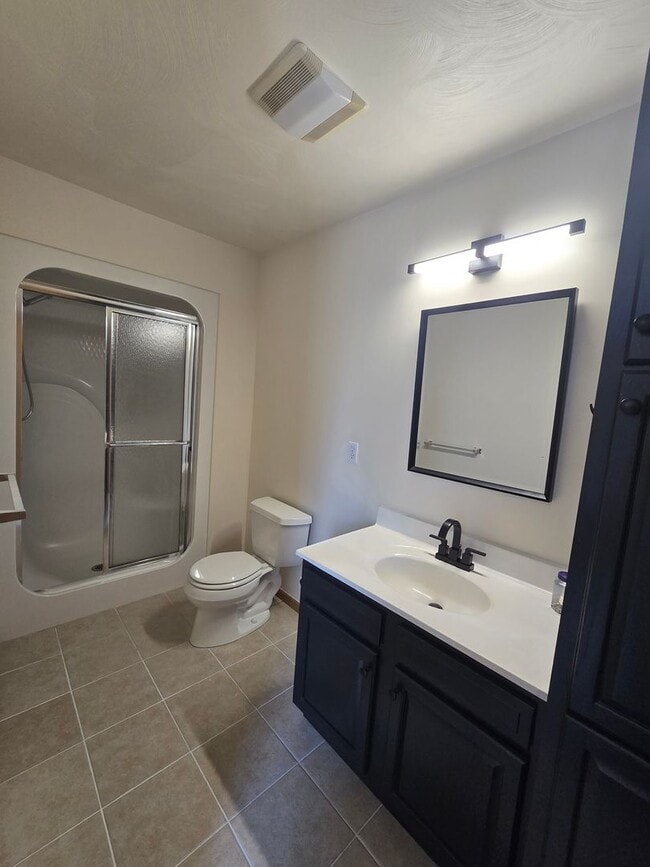 Building Photo - Beautifully Updated 3 Bedroom 2.5 Bathroom Townhouse - Golf Course View!