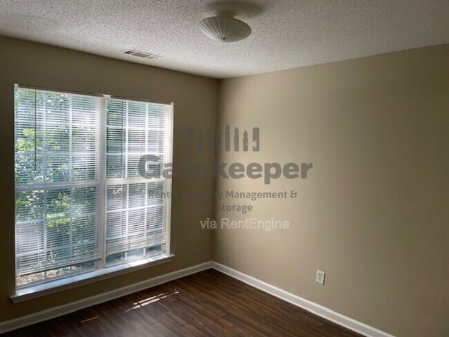 Building Photo - 10564 Village Landing