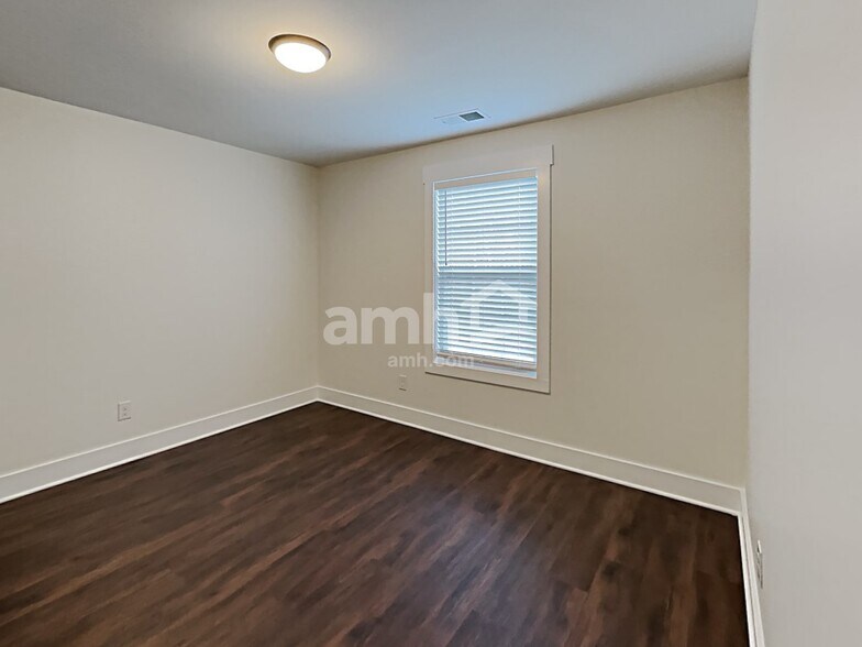 Building Photo - 1104 Westlawn Blvd