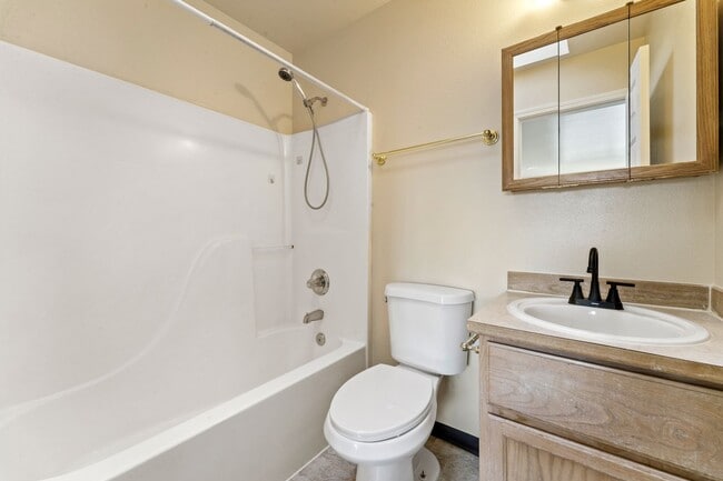 Building Photo - MOVE-IN SPECIAL! $500 plus Security Deposi...