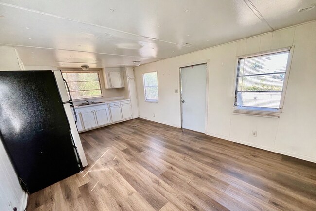 Building Photo - Dade City 2BR/1BA Mobile Home! Gorgeous Floors!