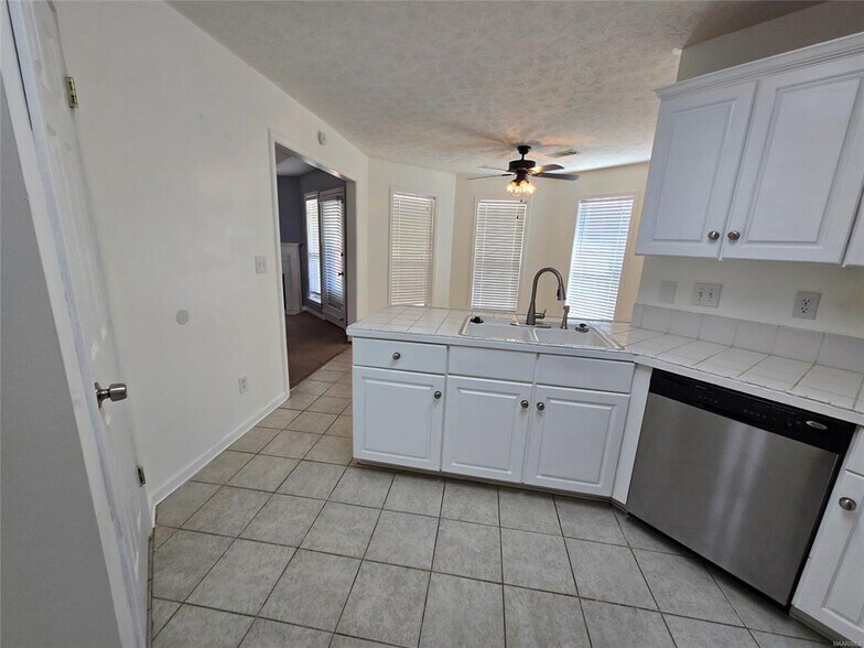 Building Photo - 5825 Portsmouth Dr