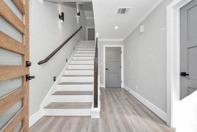 Building Photo - 604 W 28th St