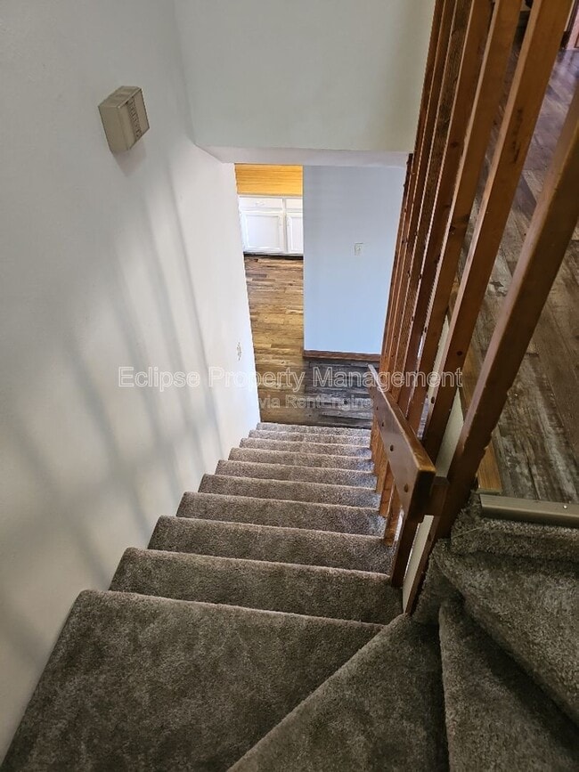 Building Photo - 9 River Dr