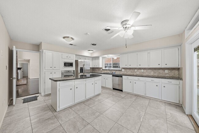 Building Photo - 11910 Pebble Rock Dr