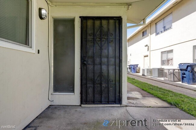 Building Photo - 2 br, 1 bath Townhome - 7384 Franklin Blvd...