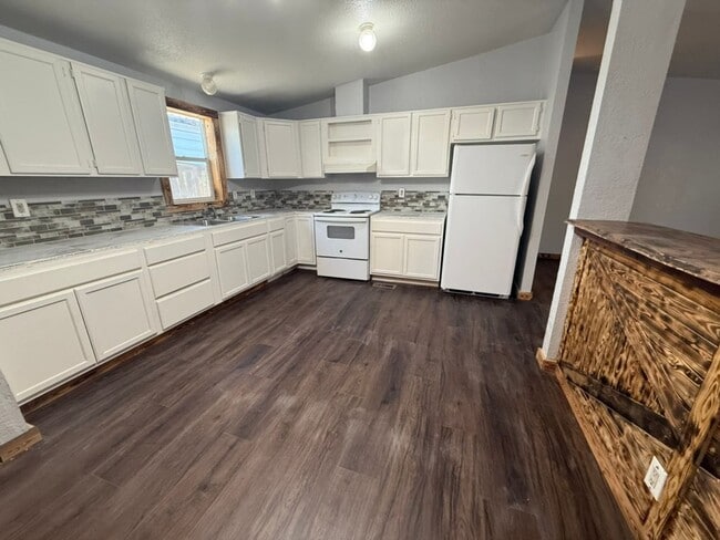 Building Photo - Newly Remodeled Home - Fully Fenced and Gated