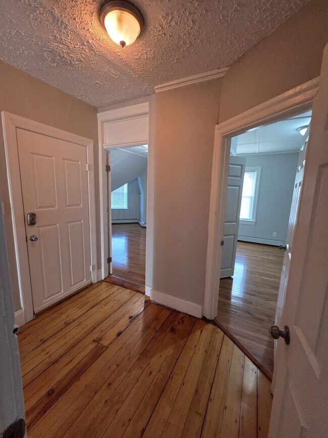 Building Photo - Woodbine St(15)-N