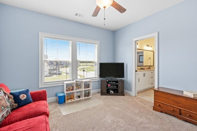 Building Photo - 3067 Rosewood Dr