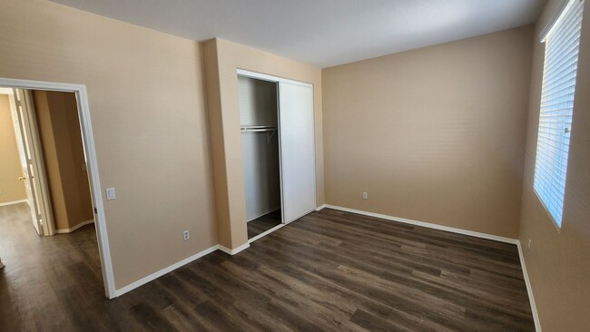 Building Photo - Gorgeous 5 Bedroom w/ Downstairs bedroom! ...