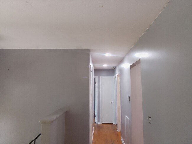 Building Photo - 3 Bedroom 2.5 Bathroom Bi-level