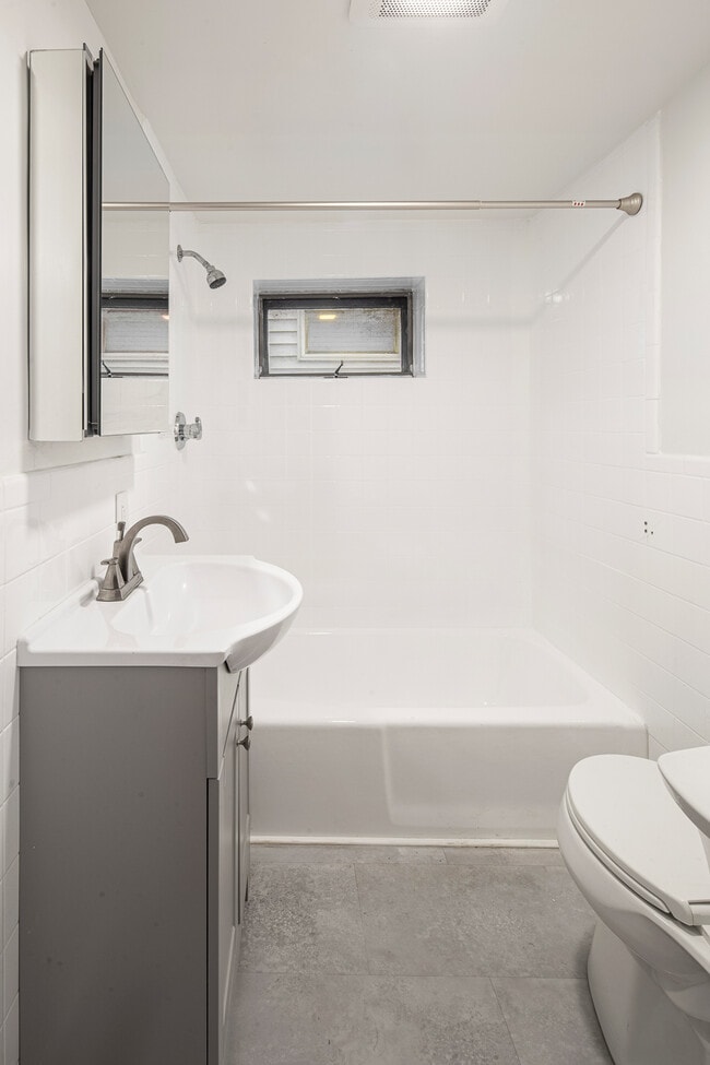 Building Photo - 323 Williams St