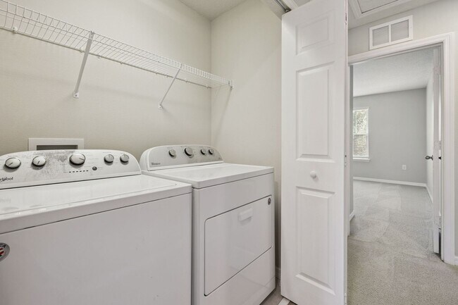 Building Photo - 3/2.5/2 Townhome in SummerLake