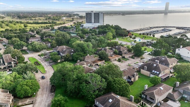 Building Photo - 18118 Lakeside Ln