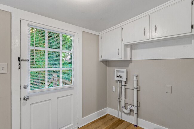Building Photo - UNCG area with 3 bedrooms and 1 bath, Cent...