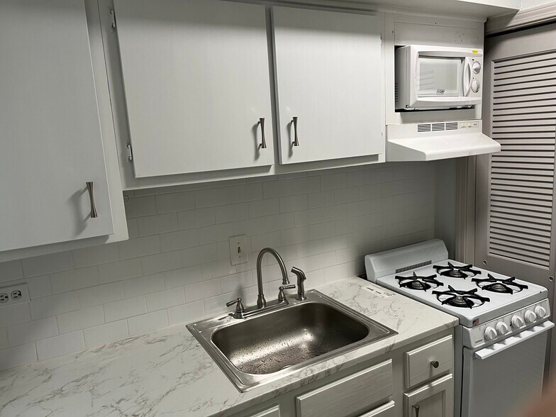 Kitchen - 585 E Parkway S